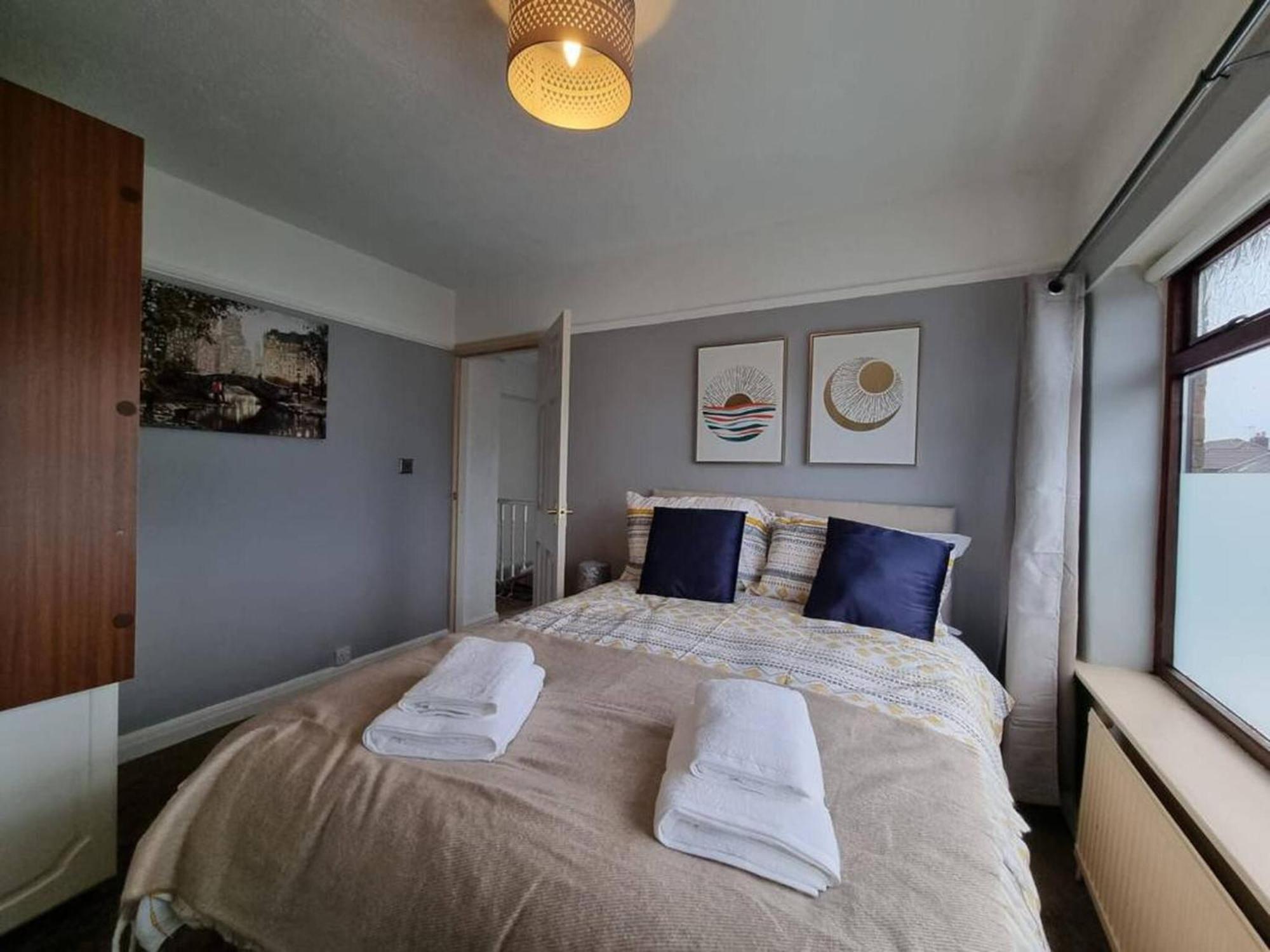 3 Bed Spacious House With Parking Holiday home Manchester