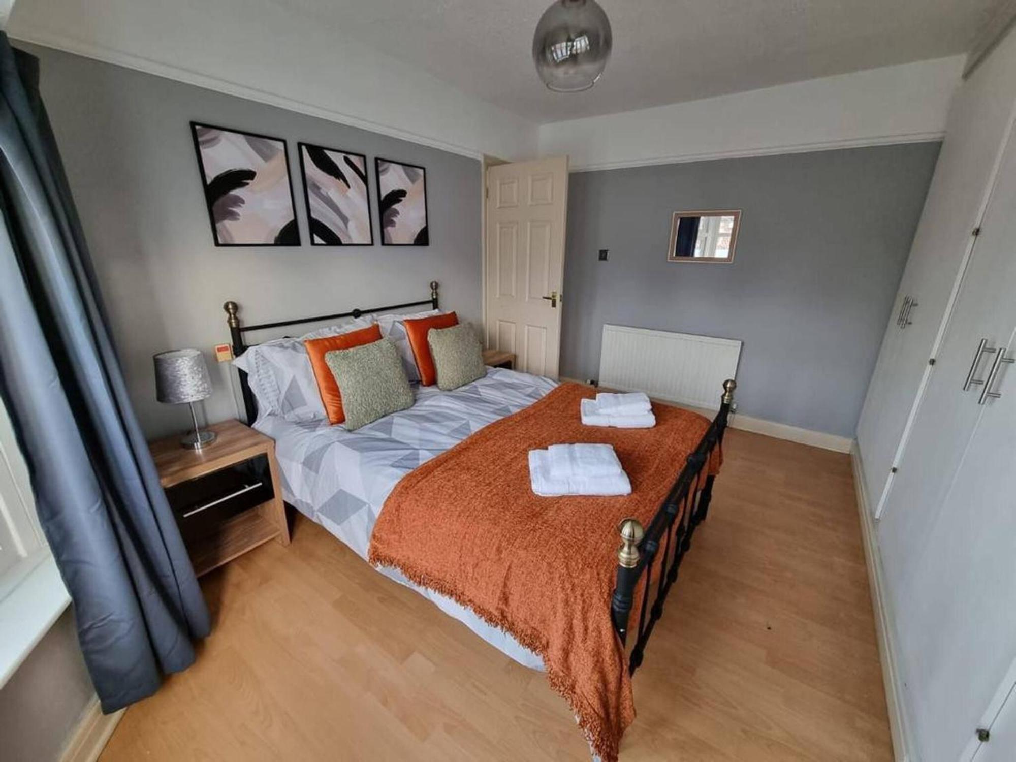 3 Bed Spacious House With Parking Manchester