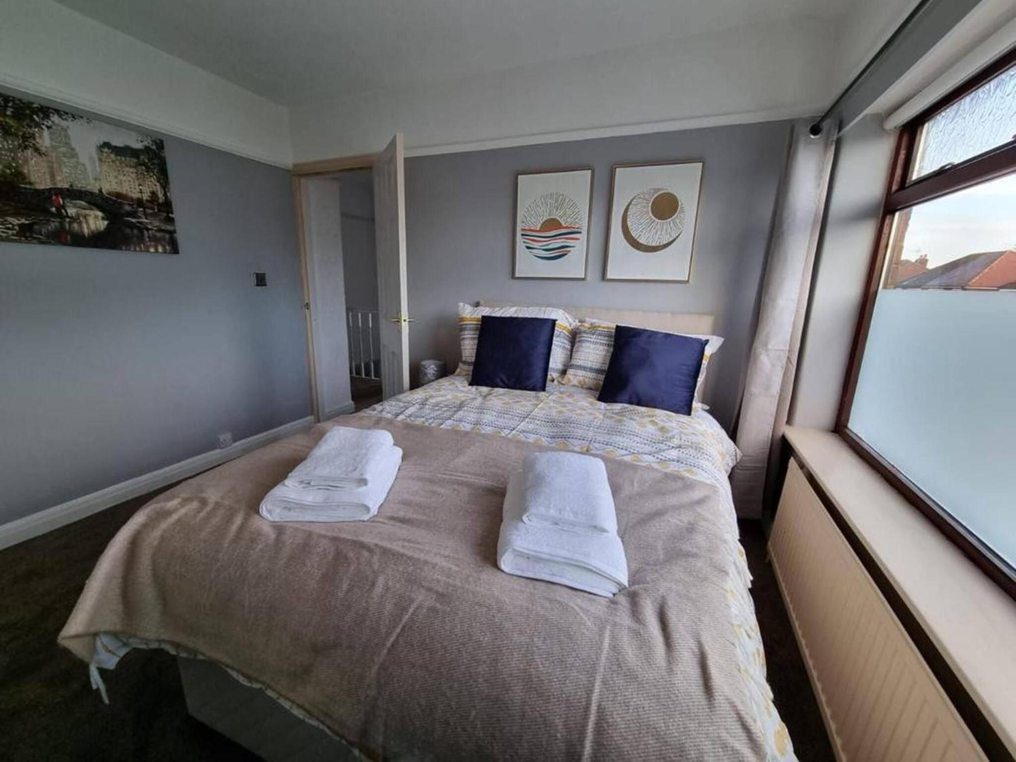 3 Bed Spacious House With Parking Manchester