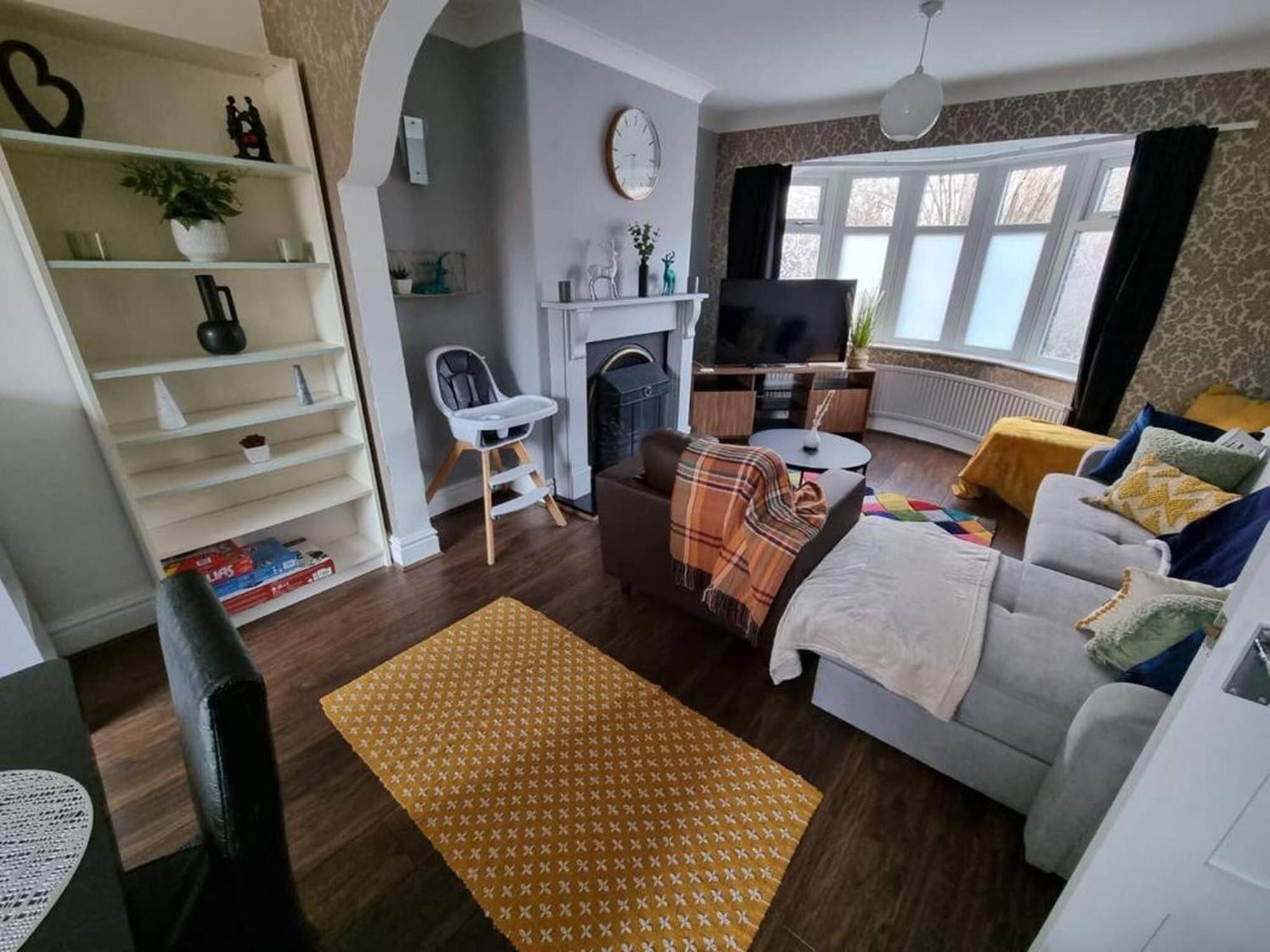 3 Bed Spacious House With Parking