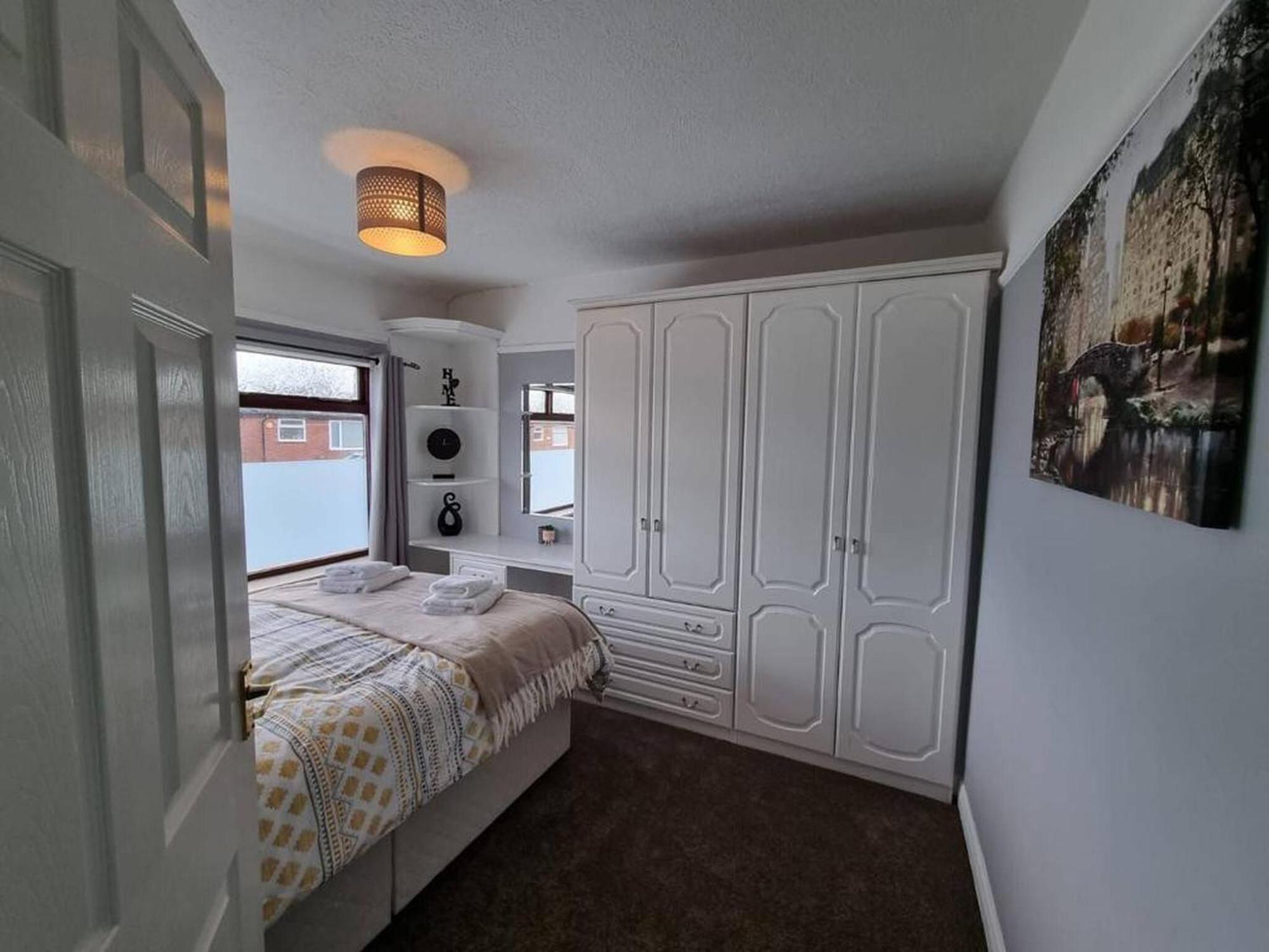3 Bed Spacious House With Parking Holiday home