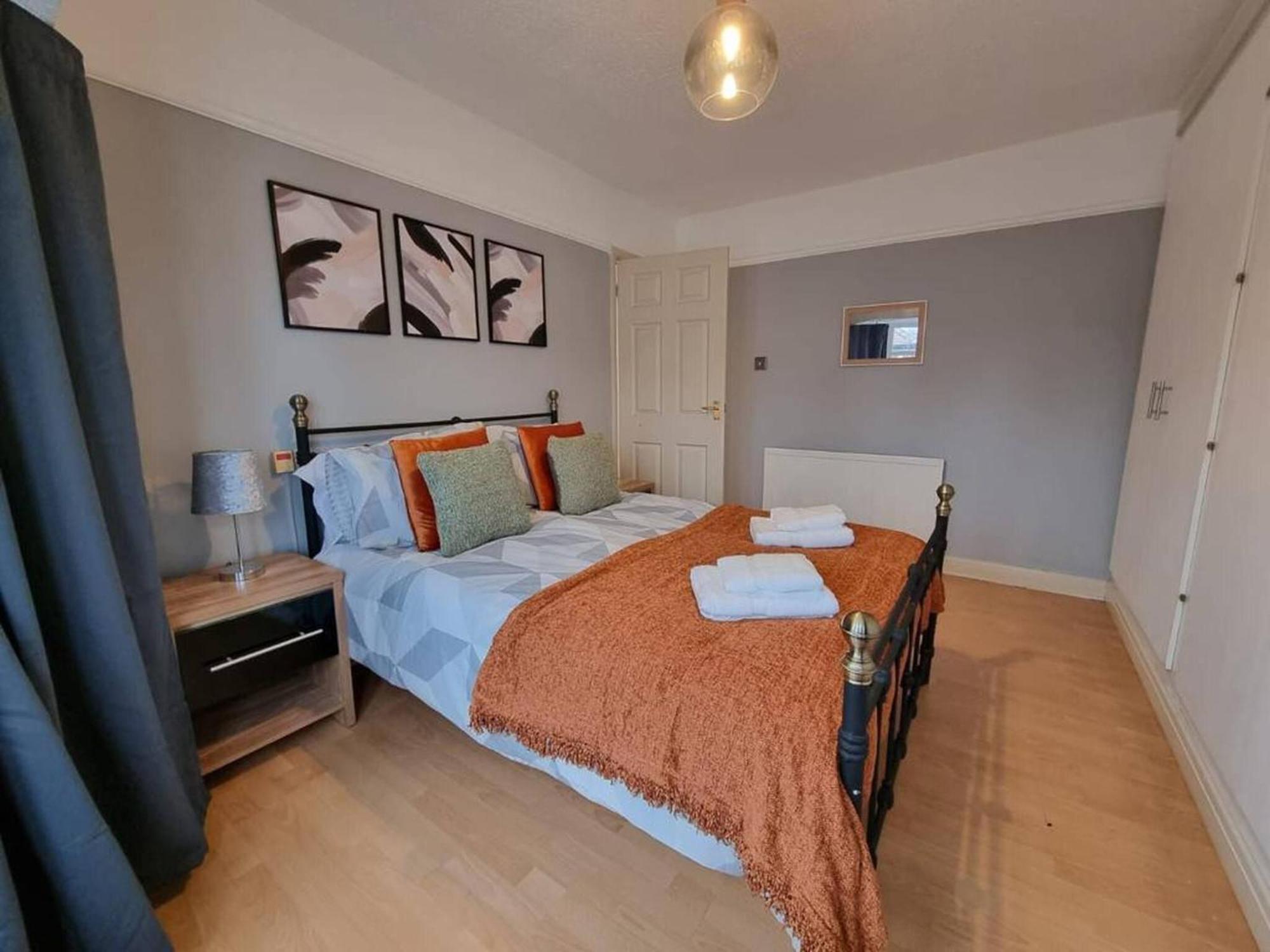 Holiday home 3 Bed Spacious House With Parking *