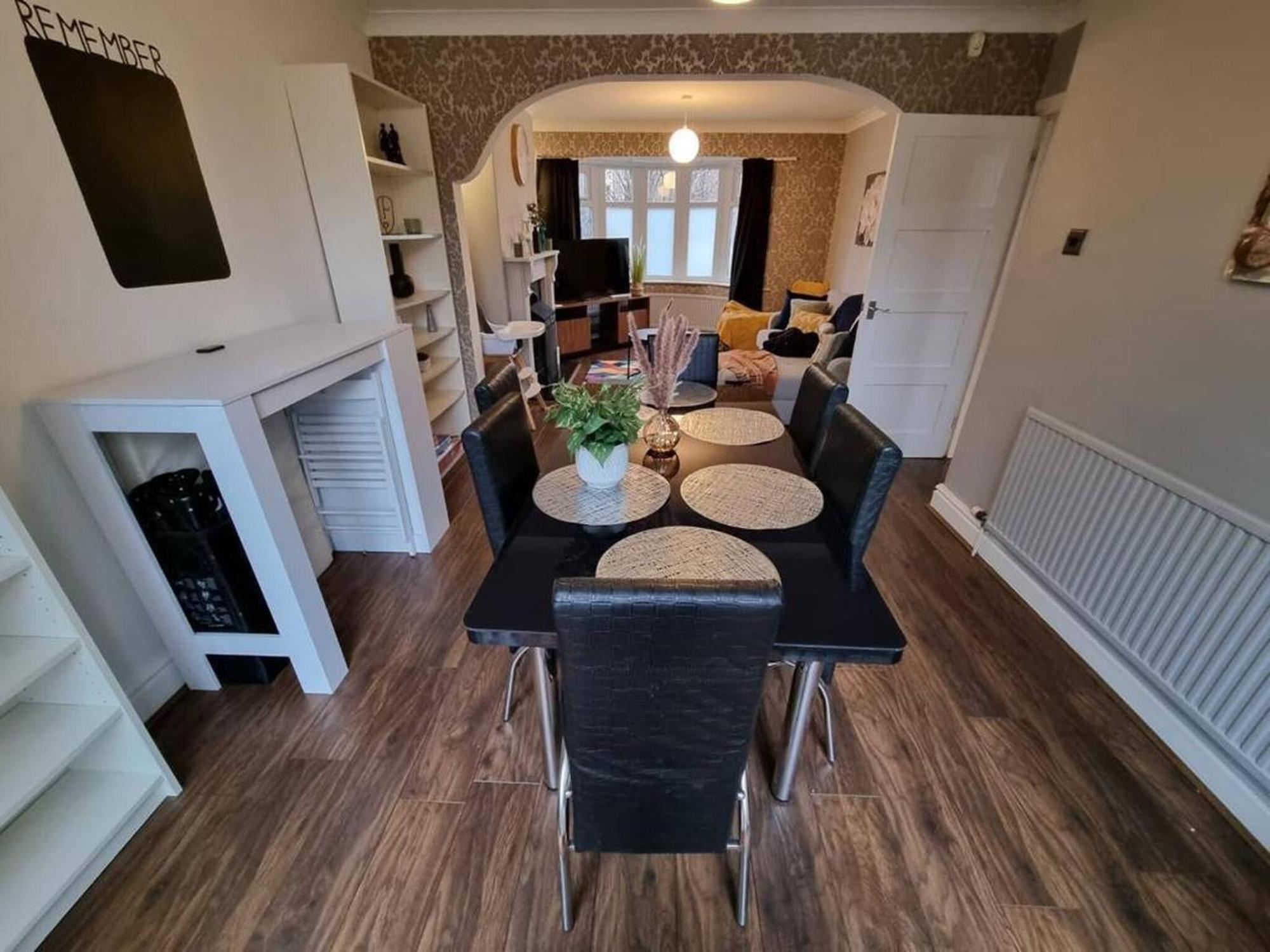 3 Bed Spacious House With Parking * Manchester