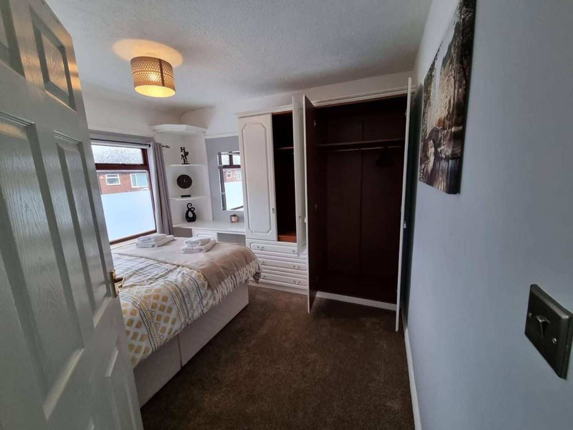Holiday home 3 Bed Spacious House With Parking *